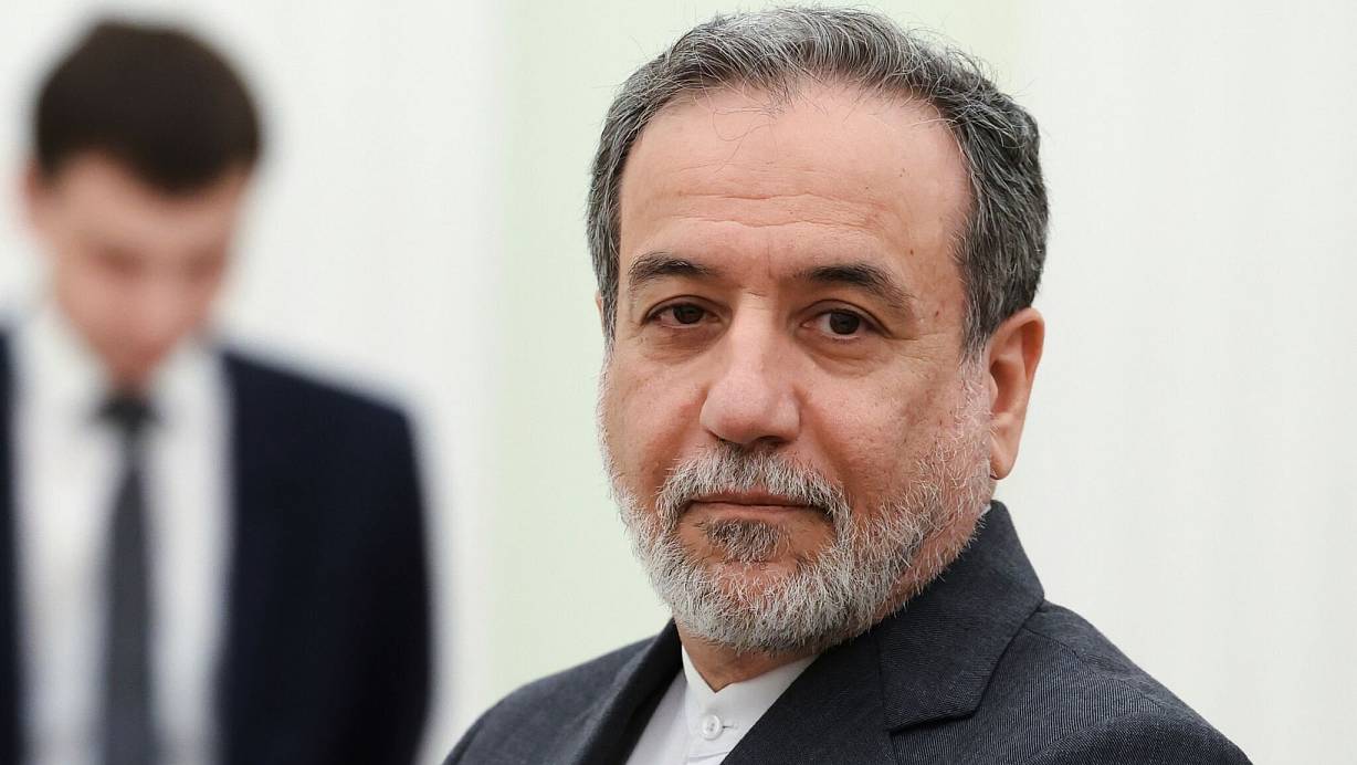 Der Iran prüft laut Außenminister Araghtschi, ob erneute Gespräche mit den USA im nationale Interesse sind. | © Alexander Kazakov/Pool Sputnik Kremlin/AP/dpa