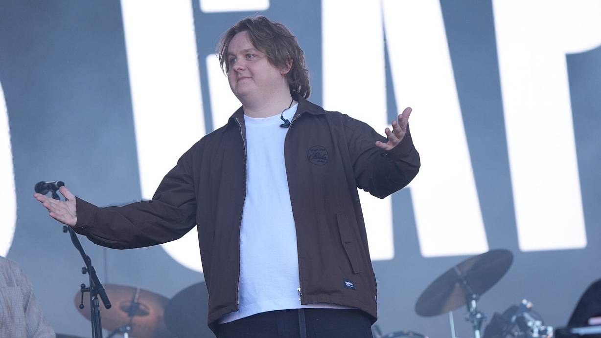 Lewis Capaldi bei seinem Auftritt auf der Pyramid-Stage während des Glastonbury-Festivals in Worthy Farm in Pilton (Somerset), England. | © Yui Mok/PA Wire/dpa