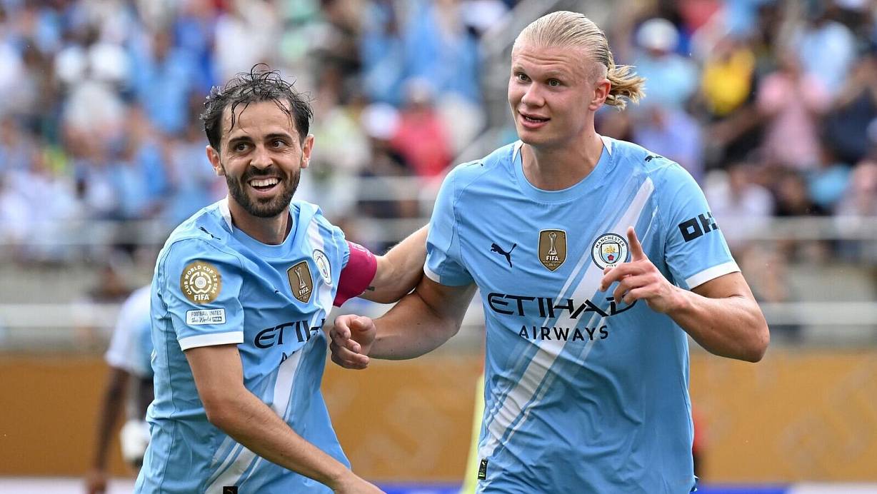 Erling Haaland (r) bejubelt sein Tor mit Teamkollege Bernardo Silva. | © Sven Hoppe/dpa