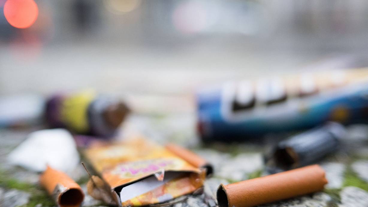 Aufgeweichte Feuerwerkskörper liegen nach Silvester auf der Straße. (Archivbild) | © Sebastian Gollnow/dpa