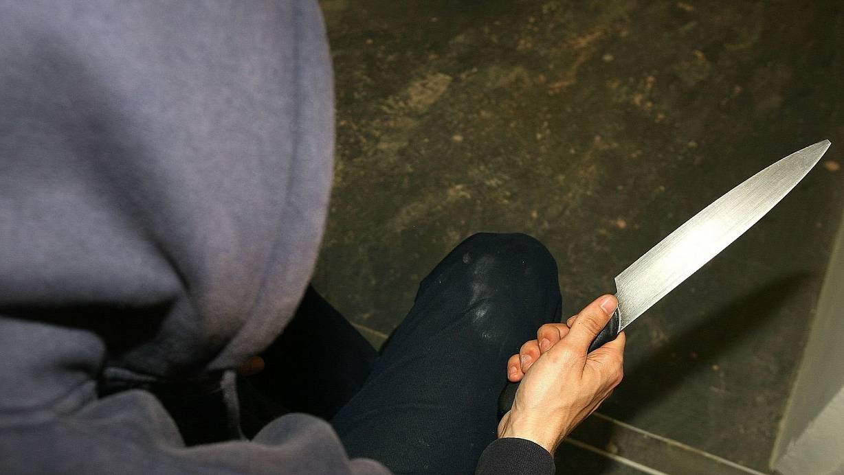 Ein 33-J&auml;hriger wird durch Messerstiche schwer verletzt. (Symbolbild) | &copy; picture alliance / empics