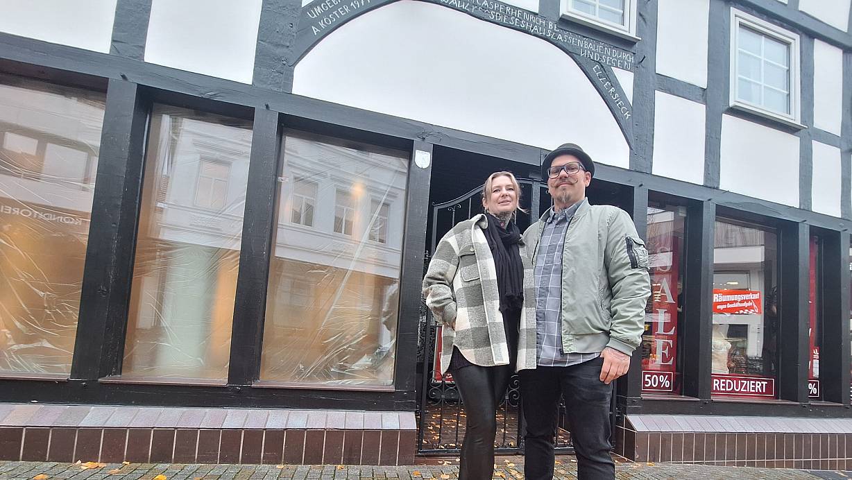 Nina und Wilko Wiemers vor dem markanten Fachwerkhaus, das sie schon bald zum Barber-Shop herrichten werden. | © Peter Heidbrink