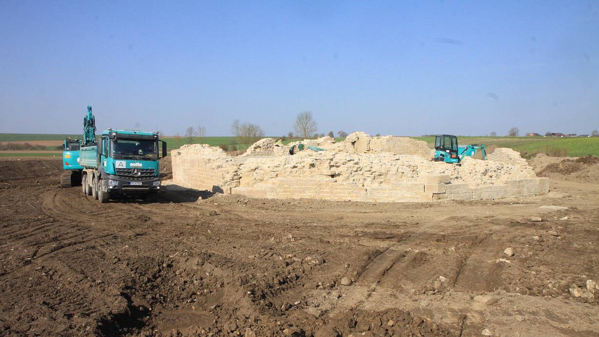 Nach der Sanierung des Mauerwerks werden jetzt die Außanlagen der Achteckburg hergrichtet. Ende Mai sollen die Arbeit abgeschlossen sein. | © Hermann Ludwig