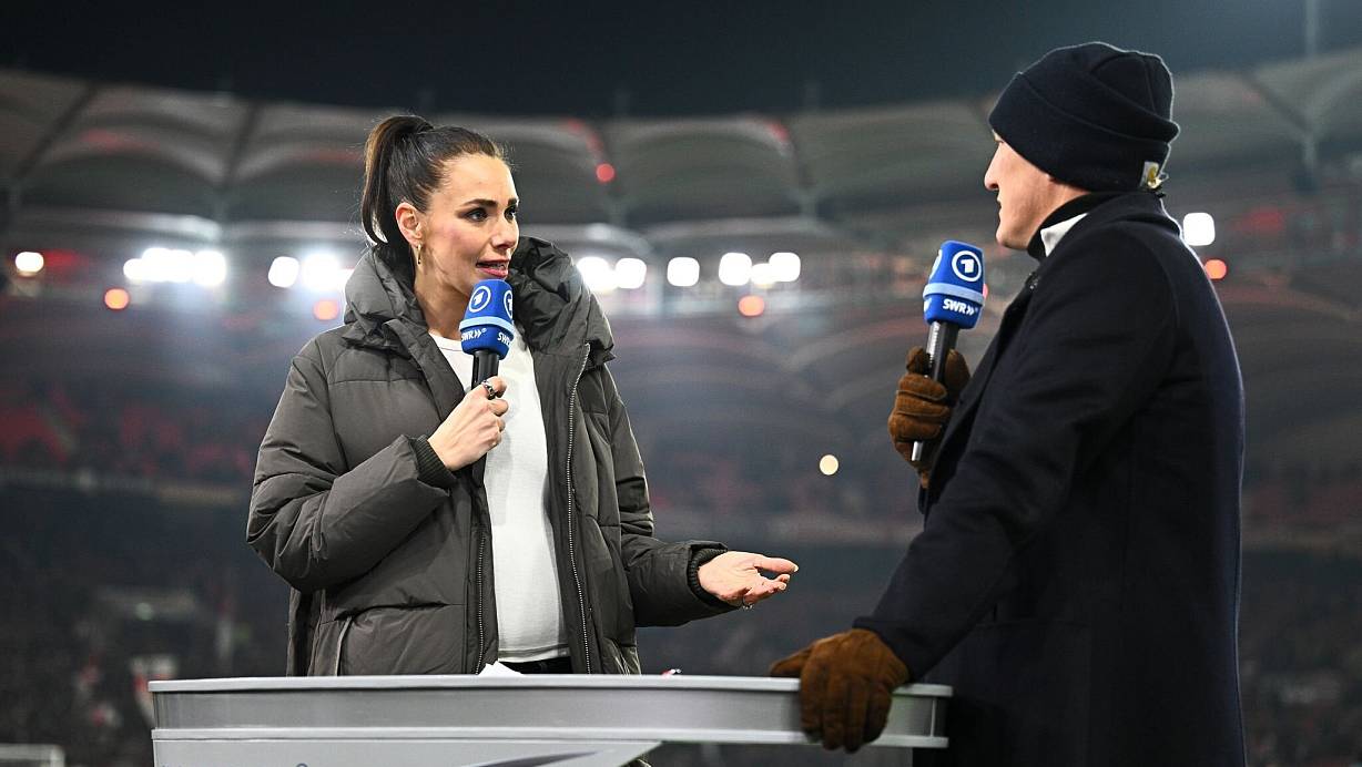 ARD-Moderatorin Esther Sedlaczek und Experte Bastian Schweinsteiger plaudern auch über Babys. | © Tom Weller/dpa