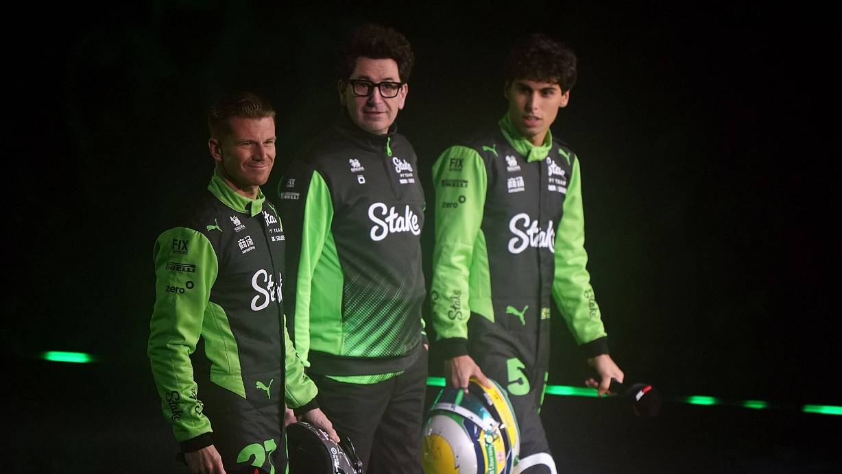 Der einzige deutsche Fahrer in dieser Saison, Nico Hülkenberg (l), und sein junger Teamkollege. | © Bradley Collyer/PA Wire/dpa