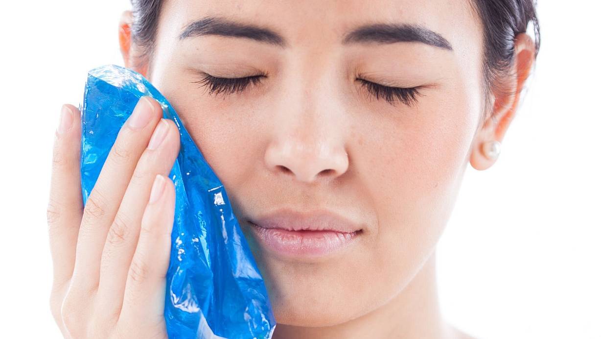 Bei akuten Zahnschmerzen kann ein Kühlpack die Schwellungen lindern. Um Erfrierungen zu verhindern, sollte es nicht eiskalt sein - oder in ein Tuch gewickelt werden. | © Christin Klose/dpa-tmn