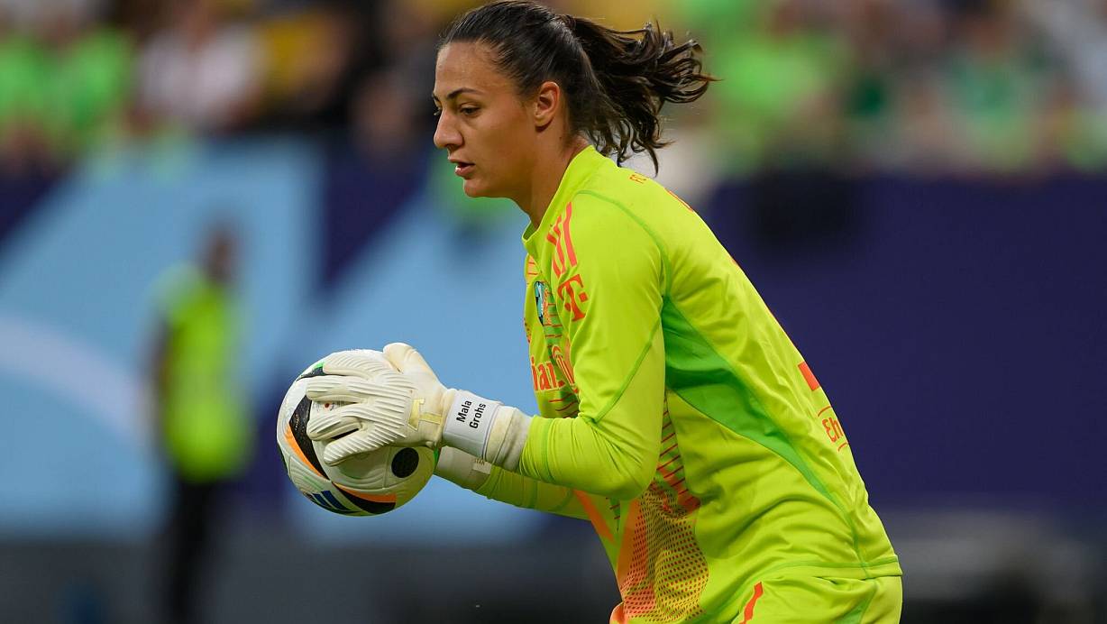 Torhüterin Mala Grohs vom FC Bayern fehlt nur noch das passende Timing. | © Robert Michael/dpa