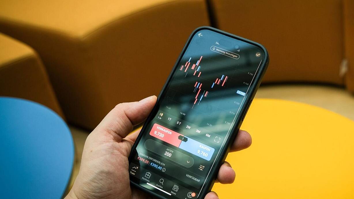 Tipps vom Profi: Vermeiden Sie Panikverkäufe und setzen Sie sich langfristige Anlageziele. | © Zacharie Scheurer/dpa-tmn