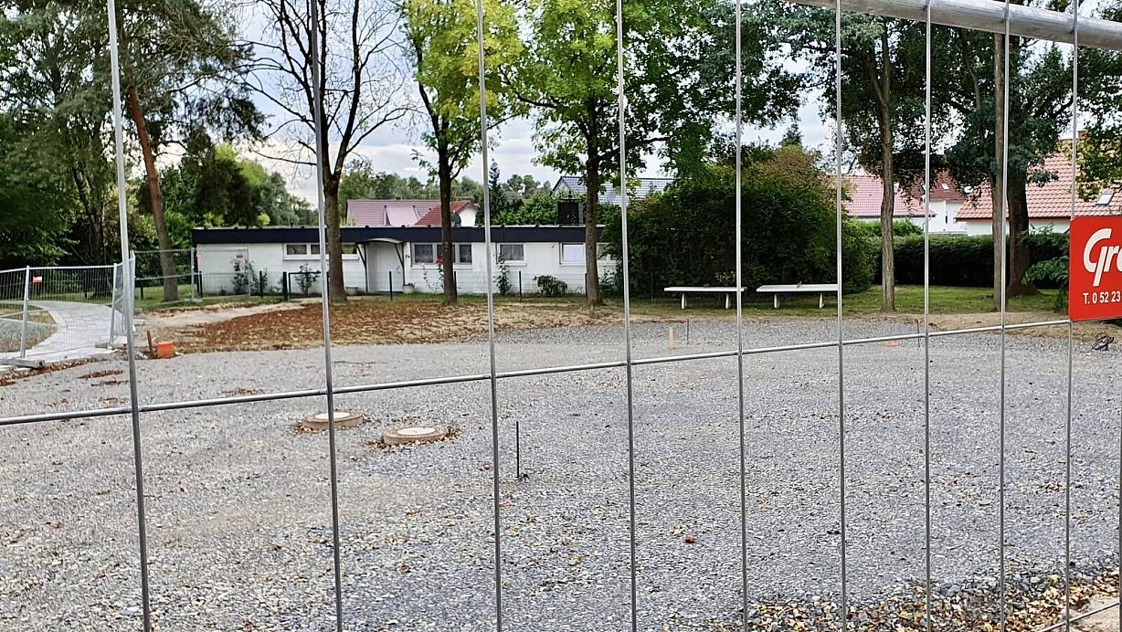 Derzeit wird der Pausenhof an der Grundschule Obering erneuert. Schottersteine sind hier reichlich zu finden. | © Peter Steinert