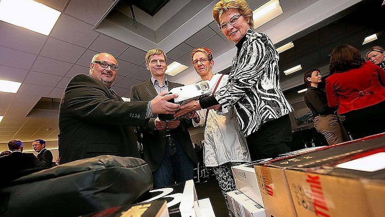 Synaxon-Vorstand Frank Roebers (2.v.l) übergibt mehrere Rechner an die Grauthoffschule, vertreten durch die Schulleiterin Evelyn Hartmann-Kleinschmidt (r.), Gaby Mömerzheim und André Köhring vom Förderverein. | © FOTOS: PATRICK MENZEL