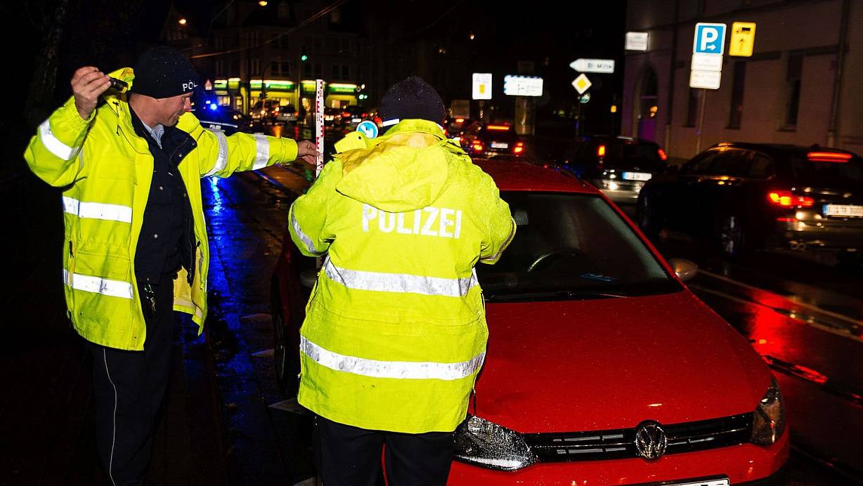 Der Fußgänger wurde von diesem roten Polo erfasst. Er wurde auf die Motorhaube aufgeladen und schlug mit dem Kopf gegen die Windschutzscheibe. Die Polizeibeamten nehmen die Spuren auf. | © Christian Mathiesen