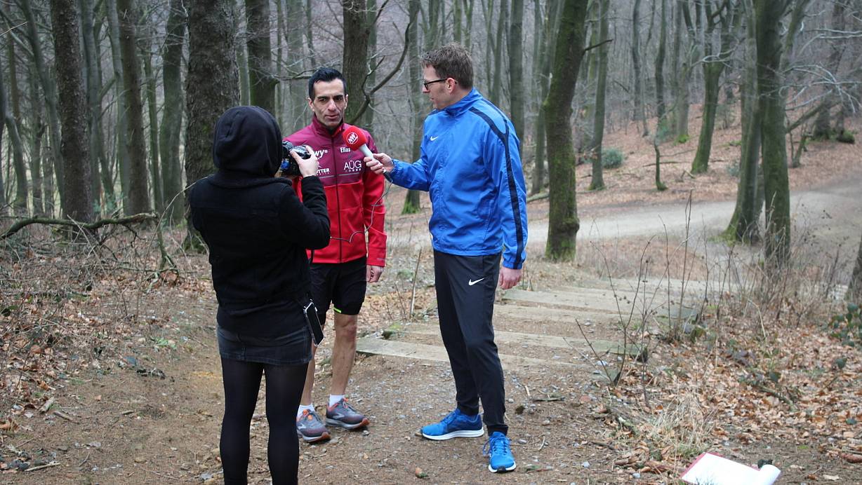 Auf Sendung: Moderator Gregor Winkler interviewt Elias Sansar am zweiten Abschnitt der Lämershagener Treppen. | © Stephanie Fust