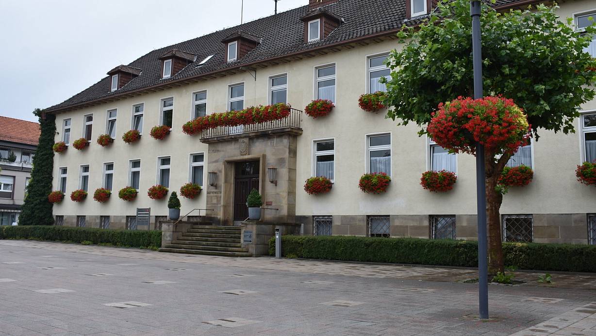 Aus den 50ern: Das Bad Lippspringer Rathaus müsste saniert werden. Besonders der Keller ist offenbar marode. | © Svenja Ludwig
