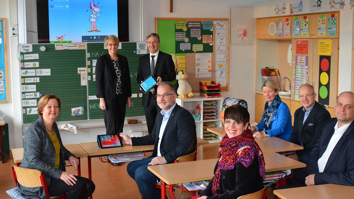 Bürgermeister Michael Berens und Kreisdezernentin Annette Mühlenhoff (stehend) freuen sich über den Start des Projekts; sitzend v.l. Schulleiterin Christine Kirchner, Schulleiter Klaus Schäfers, Schulrätin Julia Schlüter, Carolin Wahl-Knoop (Bildungs- und Integrationszentrum), Thorsten Langemeier (Leiter Schulverwaltung Hövelhof) und Klaus Leweke (Leiter Kompetenzteam). | © Kreis Paderborn