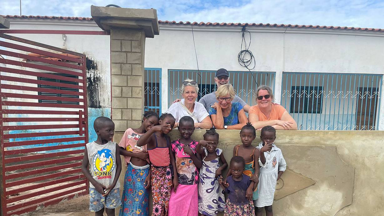 Klaudia Nußbaumer (mitte) mit einem Teil des Teams und ein paar Kindern, bei ihrem Einsatz in Guinea-Bissau. | © Quelle: privat