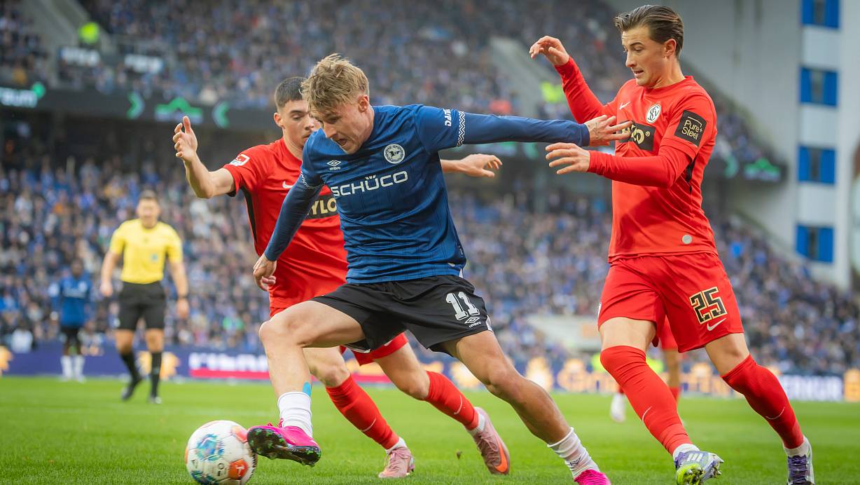 Jonny Grodowski (Mitte) war ein permanenter Unruheherd in der Arminia-Offensive. | © Sarah Jonek