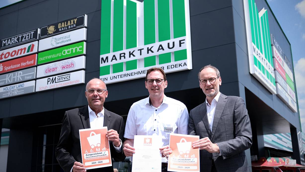 Arno Sebening vom Handelsverband OWL (v. l.), Marktleiter Thorsten Take und Bürgermeister Bernd Poggemöller freuen sich über die Zertifizierung des Löhner Marktkaufs. | © Felix Eisele