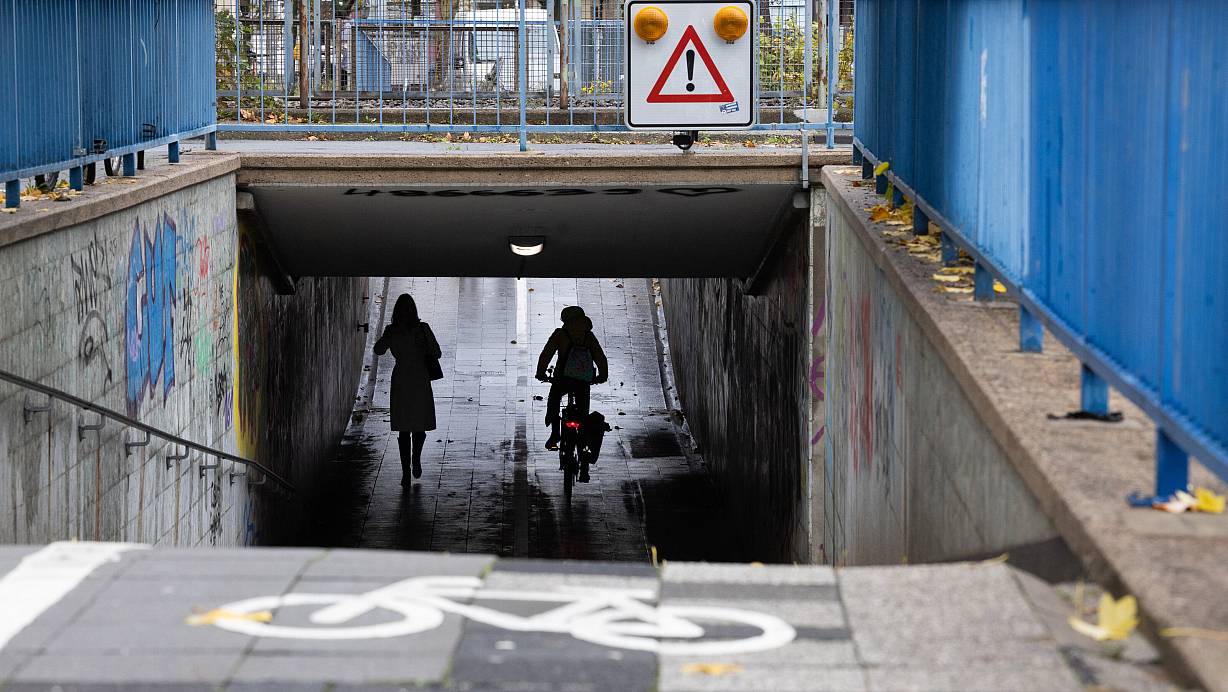 Stadteinwärts dürfen neben Fußgänger auch Radfahrer die Bahnunterführung neben der Borchener Straße in Paderborn nutzen. | © Niklas Tüns