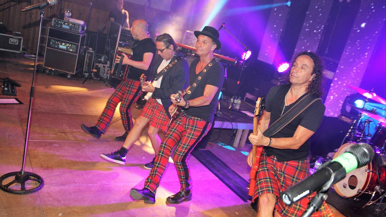 Die Band Brings wird am Wochenende vermutlich in ihrem bekannten karierten Outfits in Delbrück auftreten. 2021 waren sie schon in Lichtenau-Atteln auf der Bühne. | © Johannes Büttner (Archiv)