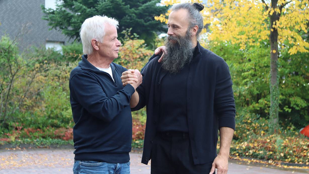Besonderes Wiedersehen im Kreis Gütersloh: Ulrich Bröckling (l.) bedankt sich bei seinem Lebensretter Besim Mazhiqi. | © Anna Lena Hinder