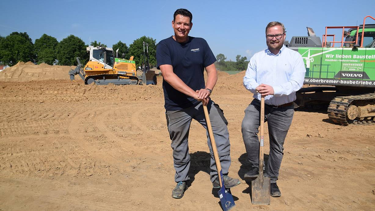 Sven Kirchhoff (l.) und Mark Oberbremer auf der Baustelle am Lambernweg. Hier laufen gerade die Erschließungsarbeiten für den neuen Unternehmenssitz der Firma "Kirchhoff Energietechnik". | © Mareike Patock