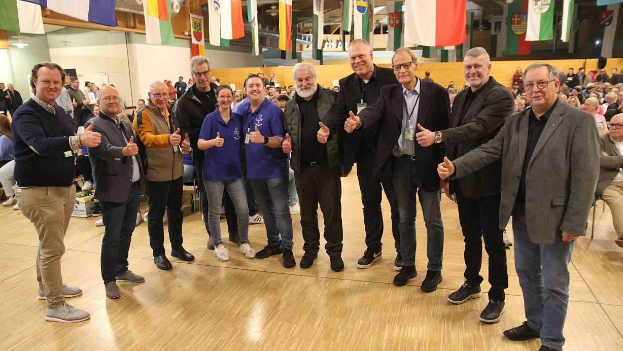 Der Kreisschützenbund und die St.-Johannes-Schützenbruderschaft Salzkotten bereiten sich gemeinsam auf das 66. Kreisschützenfest vor. Major Christian Schaub (v. l.), Brudermeister Conrad Möller, Rechnungsführer Ralf Schmettkamp, Michael Wessel (KSB), Kreiskönigspaar Sabrina Bohr und David Käuper, Kreisschützenoberst Reinhard Mattern, Oberst Matthias Kemper, Schriftführer Michael Kohlenberg, Karl-Heinz Bursmeier (KSB) und Johannes Henneke (KSB). | © Johannes Büttner