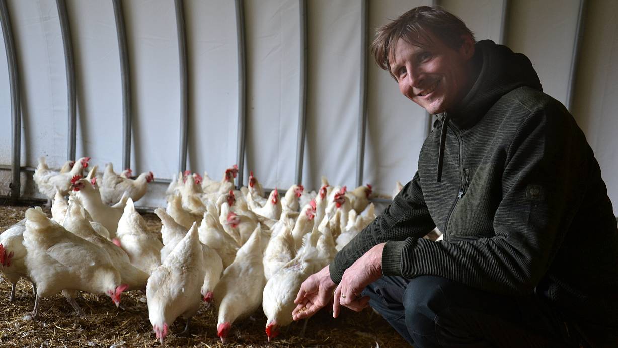 Christain becker zeigt auf dem Archivbild, wie die Hühner im Zelt gehalten werden. | © Susanne Blersch