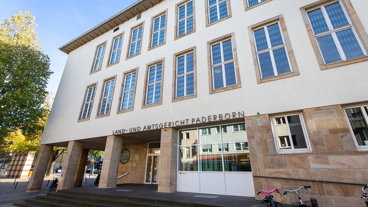 Vor dem Landgericht Paderborn muss sich Ahmed B. (alle Namen geändert) zusammen mit seinem Neffen Malek B. und dessen Kumpel Diab D. wegen schweren Raubes verantworten. | © Niklas Tüns (Themenbild)