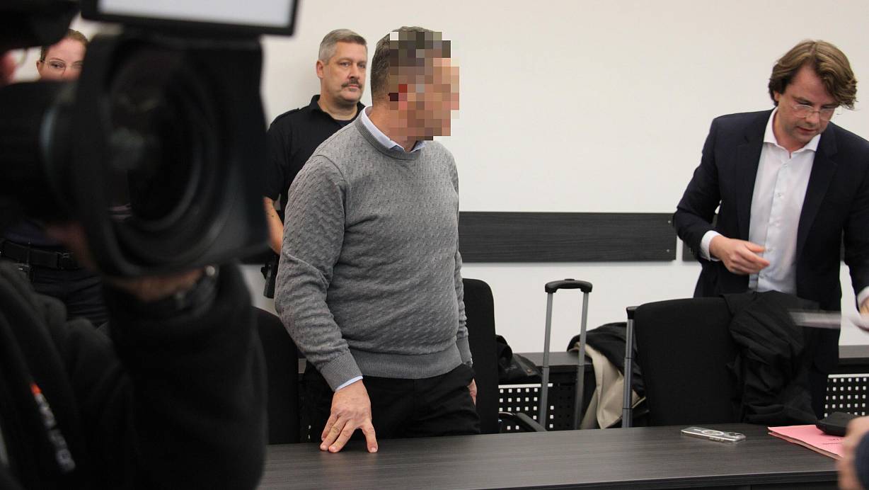 Der angeklagte Honorar-Arzt aus Berlin (52) nimmt an der Seite seines Verteidigers, Sebastian Thieme, (rechts) Platz. | © Janet König