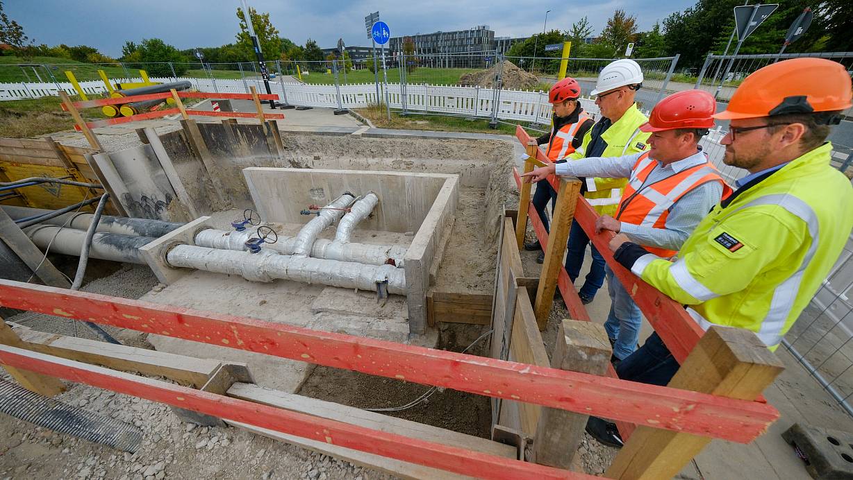 Erläutern, warum Fernwärmearbeiten so lange dauern: (v.l.) Nils Neusel-Lange (Stadtwerke), Björn Baumhöfener (Firma Dahmen), Olaf Schnittger (Stadtwerke) und Dennis Rohn (Dahmen). | © Andreas Zobe