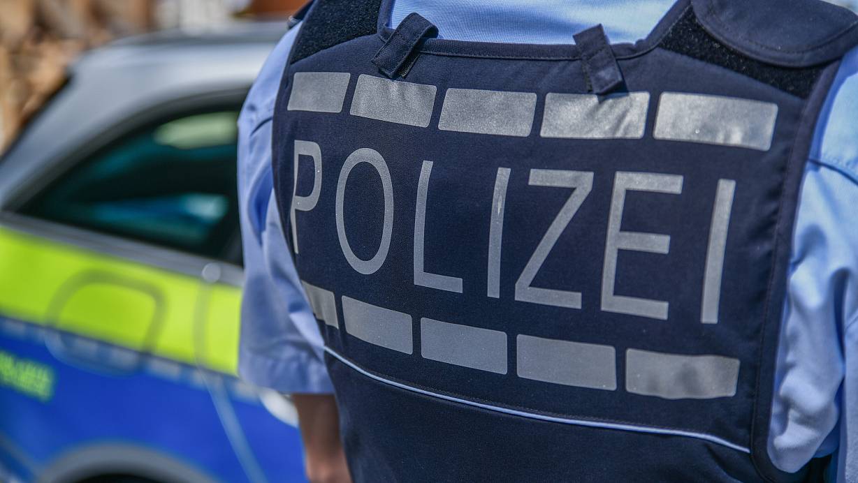 Die Gütersloher Polizisten zogen eine Dienstwaffe und einen Taser. Der 28-jährige Tatverdächtige ließ sich danach mit Handfesseln fixieren und in Gewahrsam nehmen. | © picture alliance / Ostalb Network