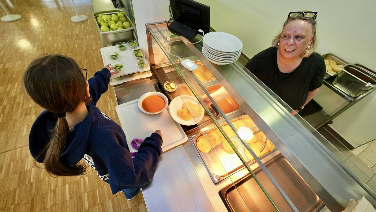 Reibekuchen mit Apfelmus, Tomatensuppe, Gurkenscheiben und einen Apfel gab es jetzt am Dienstag im Max-Planck-Gymnasium. | © Peter Unger