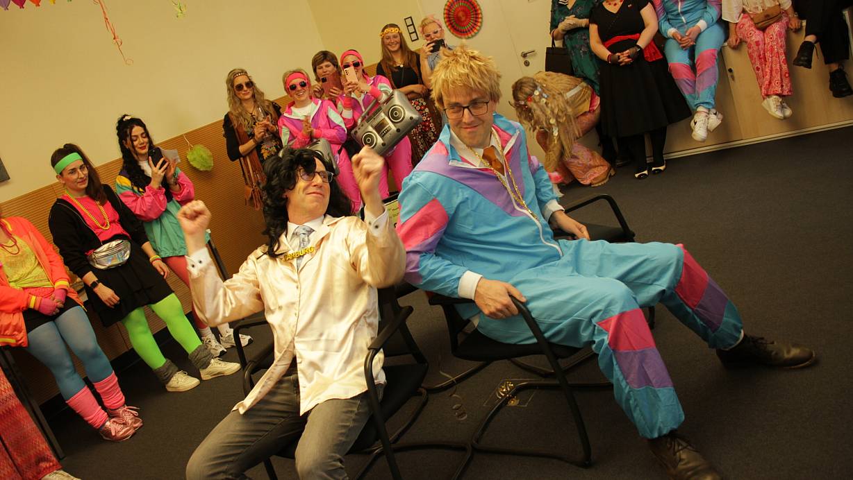 Jeck: Im Warburger Behördenhaus feiern die Damen der Verwaltung mit Thomas Anders (Bürgermeister Tobias Scherf) und Dieter Bohlen (Beigeordneter Andreas Niggemeyer). | © Dieter Scholz