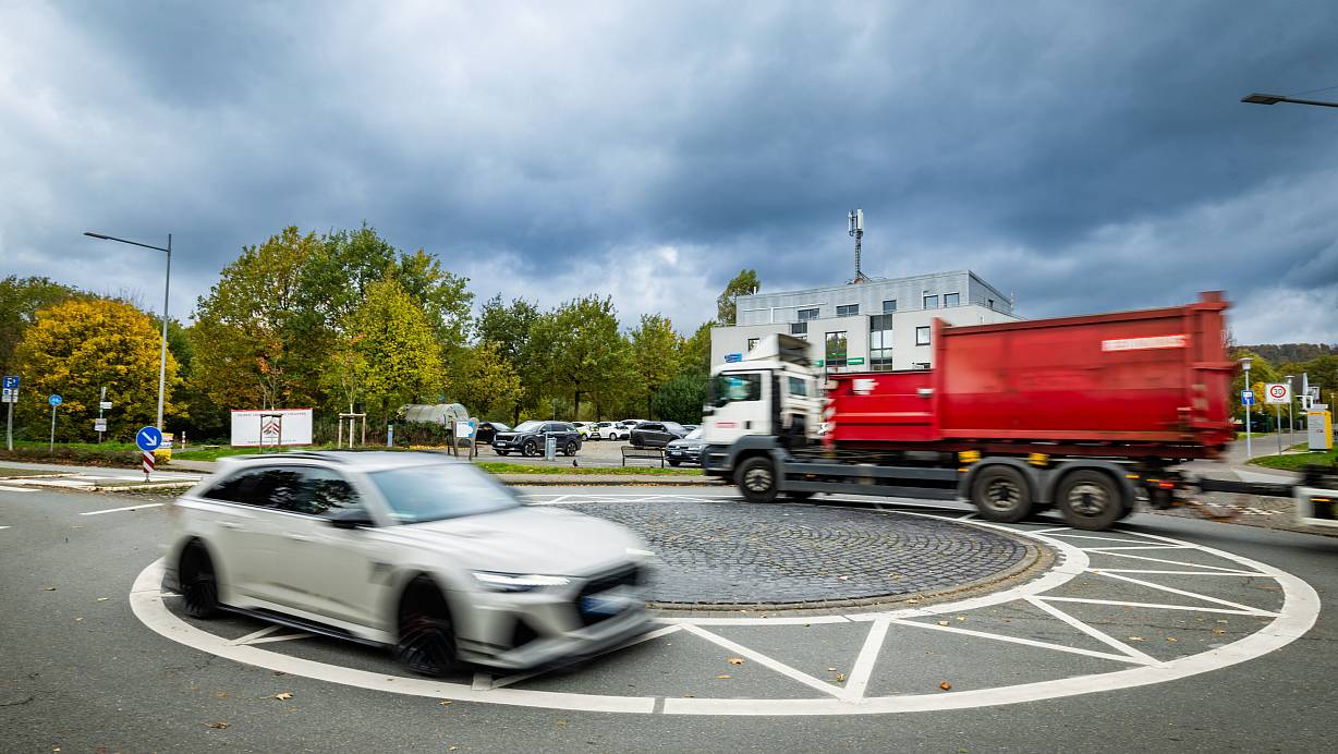 Die neue Sperrfläche am Kreisel Carl-Severing-Straße/Borgsen Allee wird häufig nicht nur vom Schwerlastbverkehr überfahren. | © Sarah Jonek