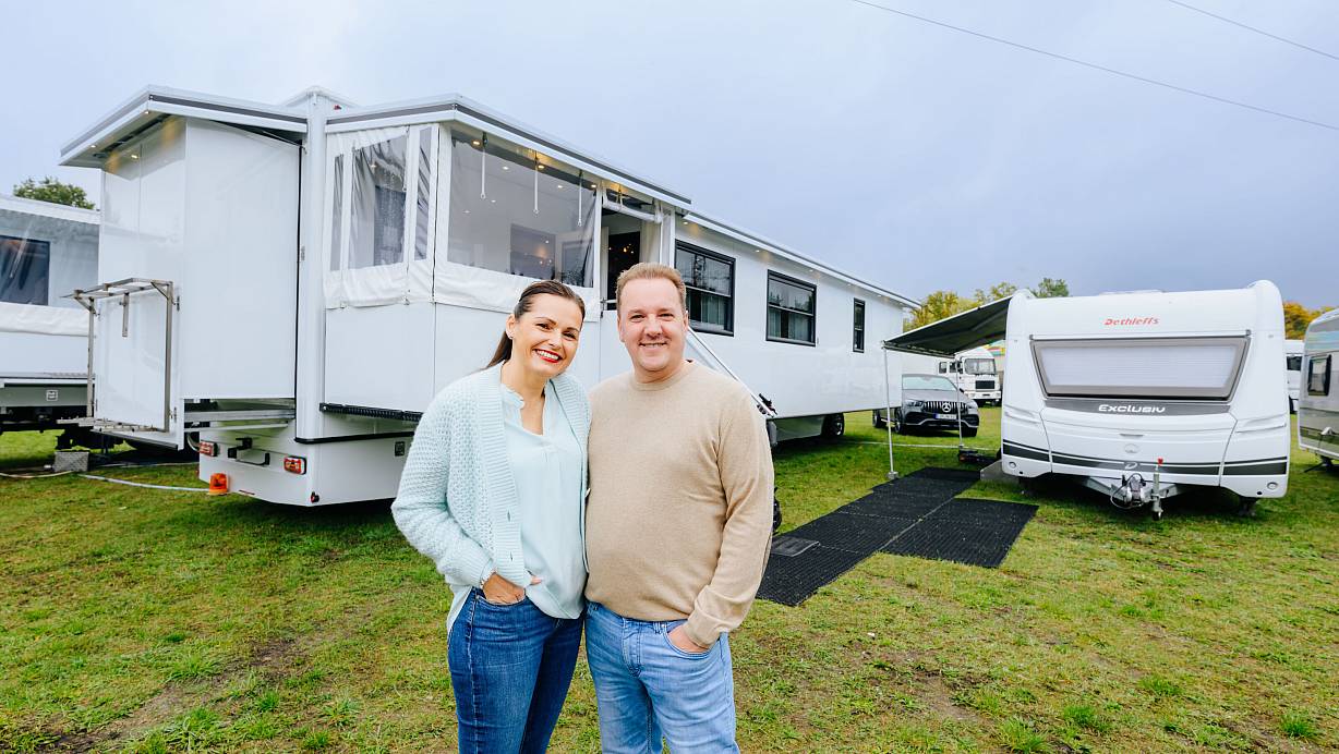 Nadine und Manuel Welte stammen beide aus waschechten Schausteller-Familien. Sie haben sich – wie soll es anders sein – auf einer Kirmes kennengelernt. | © Besim Mazhiqi