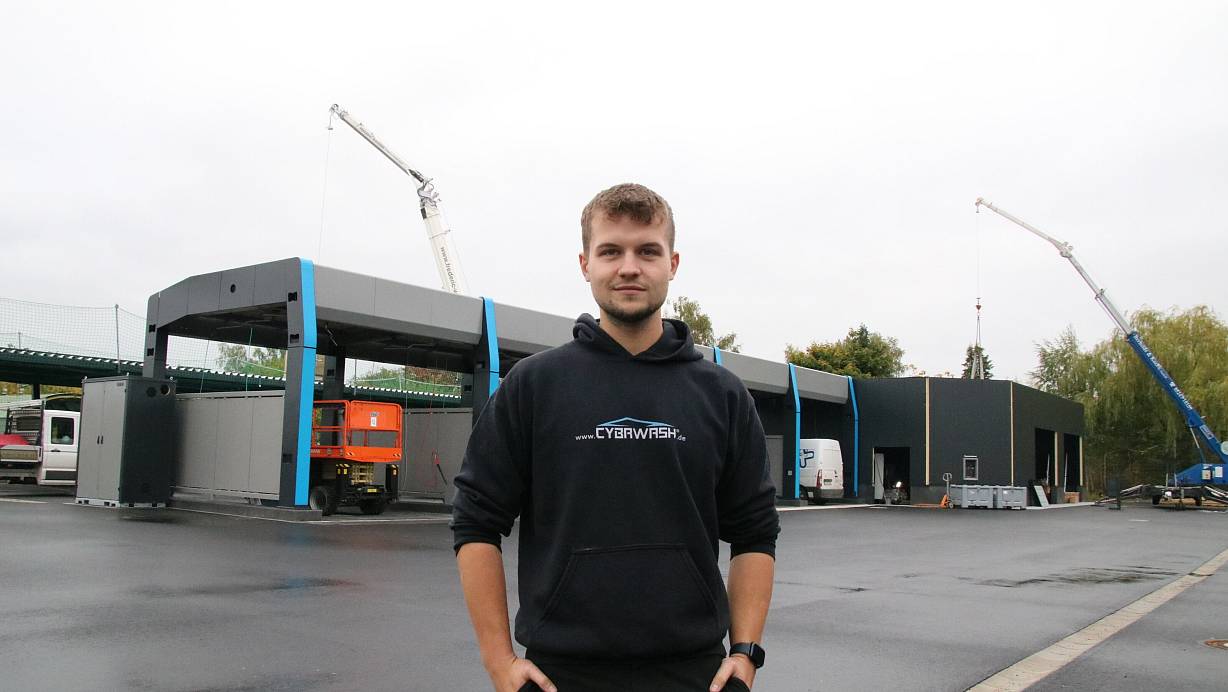 In wenigen Wochen soll der Waschpark in Lahde eröffnen. Betreiber Dominic Brinkmann will anfangs täglich vor Ort sein. | © Claudia Hyna