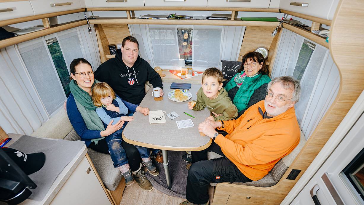 14 Quadratmeter, aber trotzdem genug Platz: Marion (r.) und Gerhard Rüterkamp mit Tochter Yvonne, Schwiegersohn Philipp und den Enkelkindern Marie und Tim. | © BESIM MAZHIQI