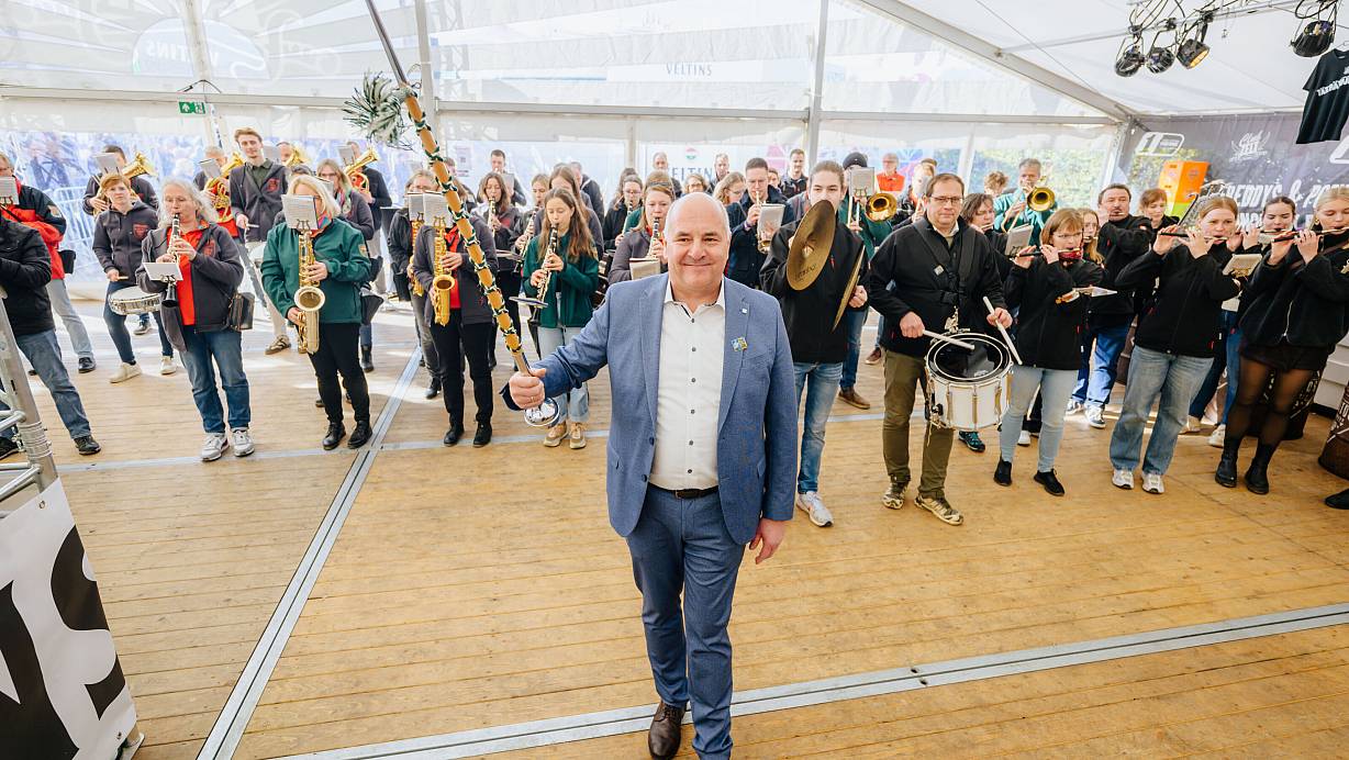 Hubert Erichlandwehr ist bekennender Blasmusikfan und ausgebildeter Dirigent. Bei seiner Verabschiedung nimmt er im Kreis Gütersloh kurzerhand den Tambourstab zur Hand. | © BESIM MAZHIQI