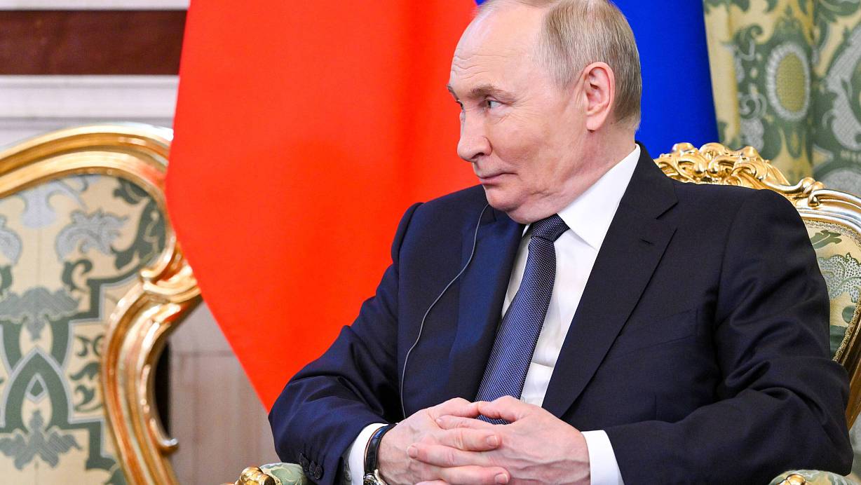 Der russische Präsident Wladimir Putin spielt mit Blick auf mögliche Verhandlungen über ein Ende des Kriegs gegen die Ukraine weiter auf Zeit. | © imago/ZUMA Press