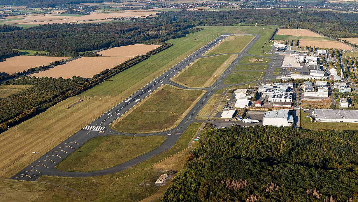 Die Start- und Landebahn am Flughafen Paderborn/Lippstadt ist 2.180 Meter lang. Die mit Pfeilen gekennzeichnete angebaute Strecke (unten) wurde nicht in Betrieb genommen. Trotzdem können bis auf den Airbus A380 fast alle Verkehrsflugzeuge hier starten und landen. | © Moritz Klöckner