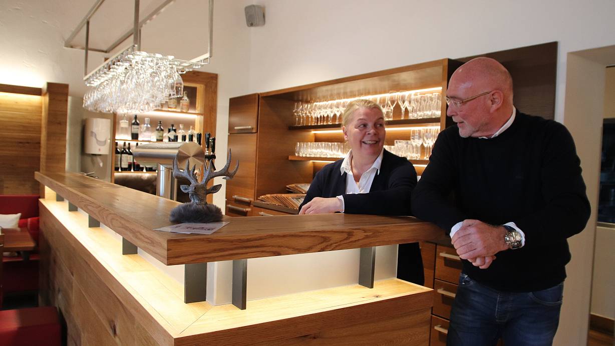 Andrea Höner zu Siederdissen und Karl-Heinz Bauer führen den Jägerkrug in Herford an der Laarer Straße. | © SUSANNE BLERSCH