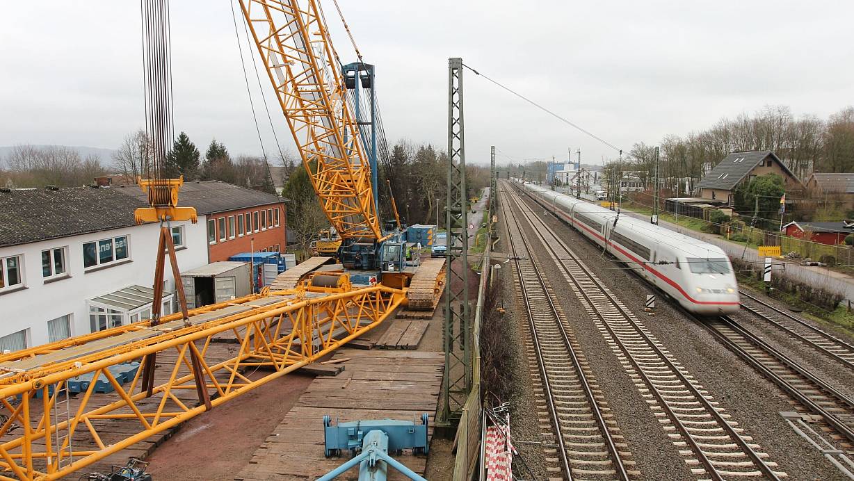 Einer der größten in Deutschland verfügbaren Autokrane kam im Dezember 2017 beim Bau der Brücke über die Nordbahn an der Oberbecksener Straße zum Einsatz. | © Jörg Stuke