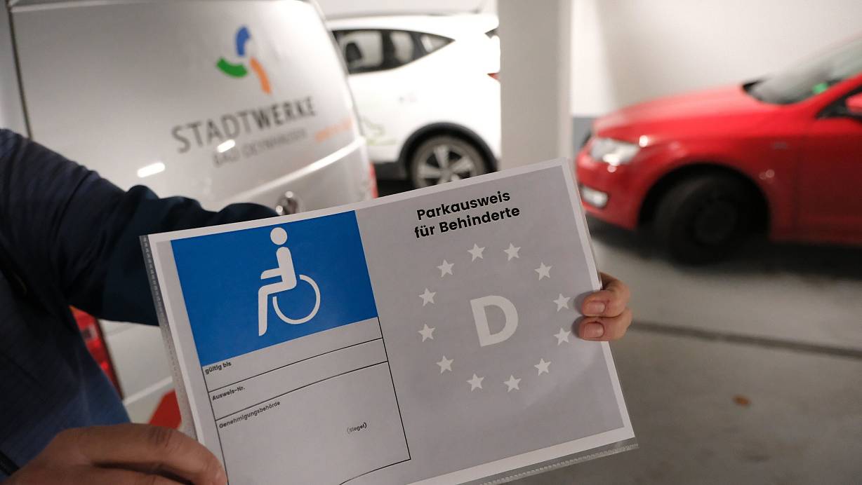 Die Stadtwerke reservieren in ihren Parkhäusern mehrere Behinderteparkplätze. Anders als an öffentlichen Straßen sind die aber gebührenpflichtig. | © Ulf Hanke