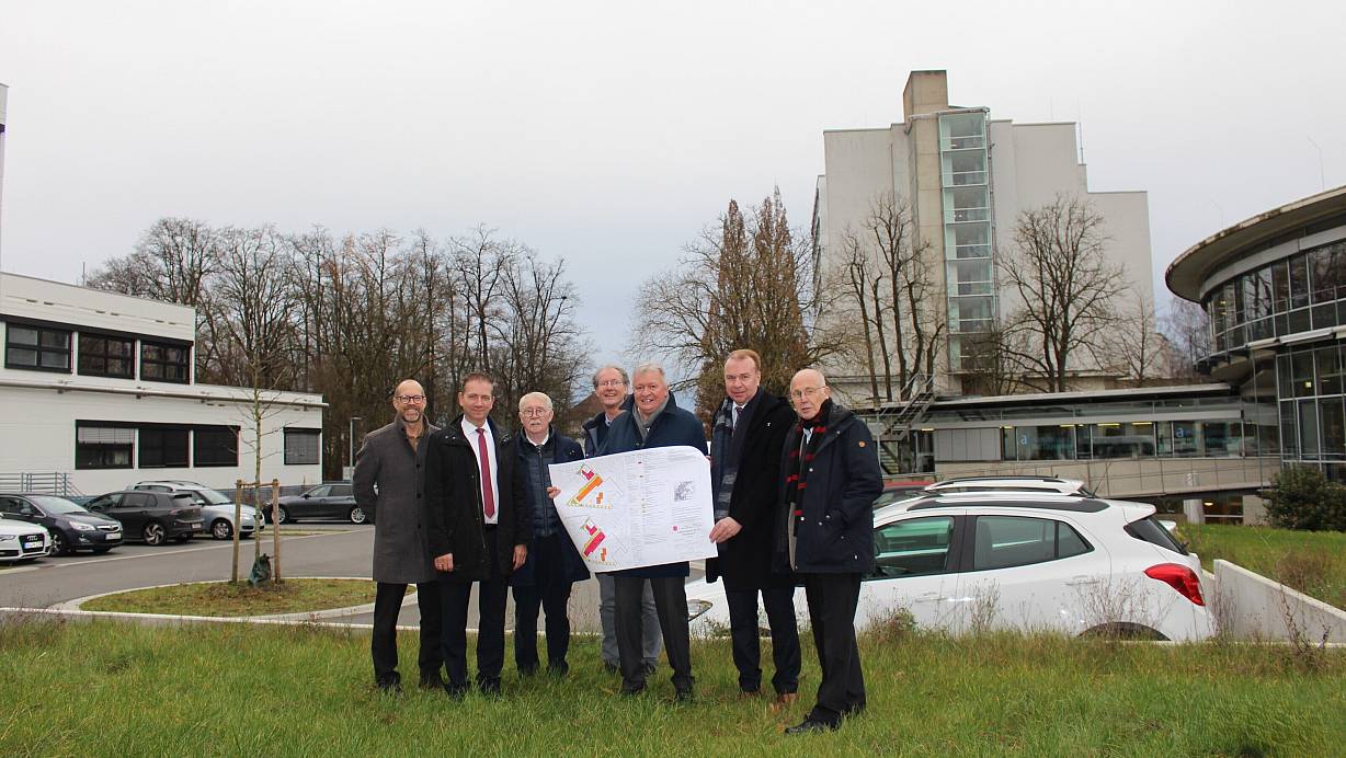 Geschäftsführer Peer Kraatz (v. l.), Aufsichtsrat Wolfgang Greiner, Beratendes Mitglied Hans Gerwinn, Ärztlicher Direktor Jan Hinnerk Stange, Sprecher der Geschäftsführung Achim Schäfer, Aufsichtsratsvorsitzender Ulrich Lange und Aufsichtsrat Axel Reimann freuen sich auf den neuen Campus Ost. | © Claudia Reichstein