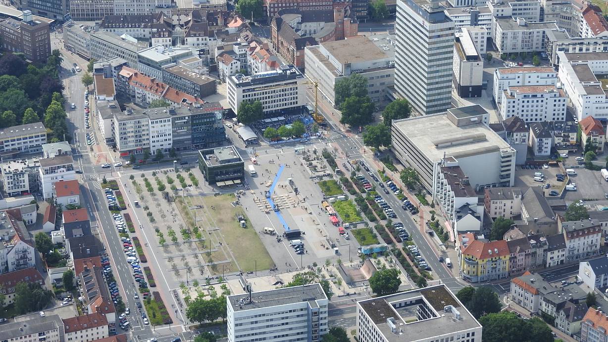 Um den Kesselbrink wird viel gestritten: Ein Zwischenkonzept für den Würfel, das den Platz mit im Blick hat, ist jetzt als Kompromiss beschlossen. | © Detlef Wittig