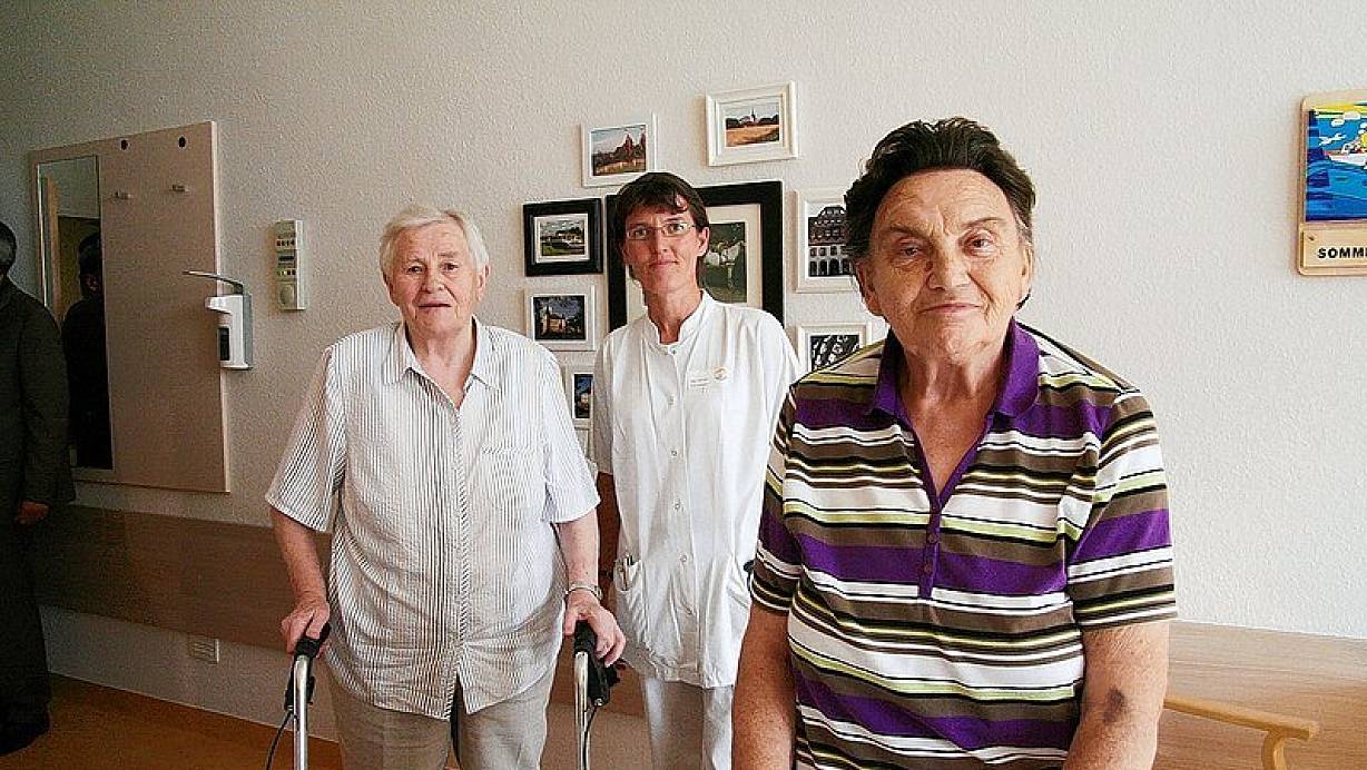 Krankenschwester Anne Ketler (Mitte) mit zwei der ersten Patientinnen Antonie Nolte (links) und Marielies Keßling. | © FOTO: BURKHARD BATTRAN