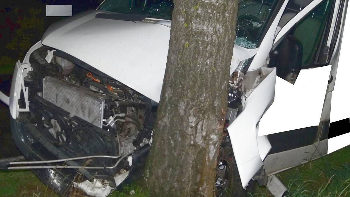 Der Transporter dürfte laut Polizei Totalschaden erlitten haben. | © Polizei Minden-Lübbecke