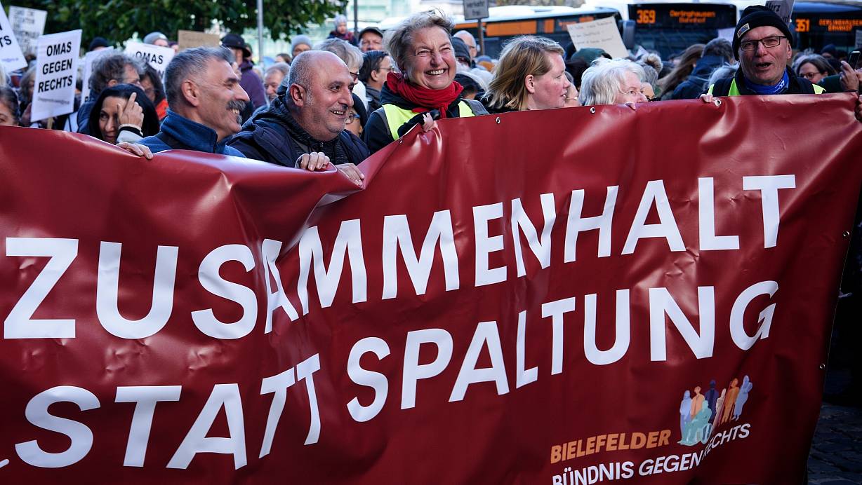 Wiebke Esdar (vorne, 3.v.r.) ist bei der Demo neben Annelie Buntenbach mit einem Plakat zu sehen auf dem steht "Zusammenhalt statt Spaltung". | © Michaela Heinze