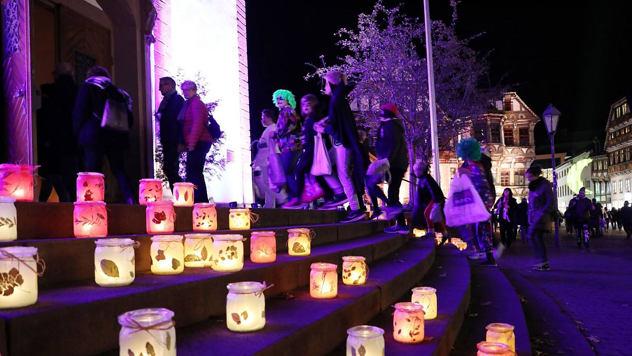 Im Lichterglanz: In bunten Farben leuchten die Fassaden der Stadt Höxter auch am Freitag wieder. | © Simone Flörke