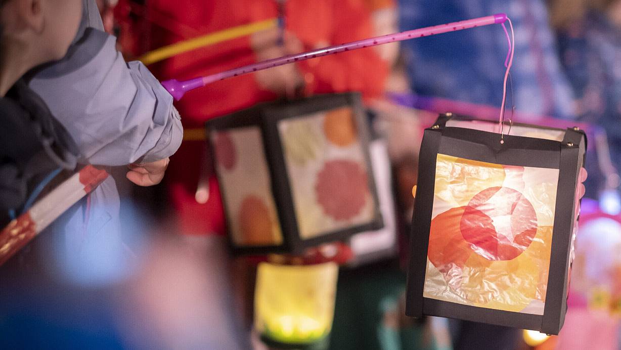 Die selbstgebastelte Laterne gehört für viele Familien dazu. Dabei sind der Fantasie keine Grenzen gesetzt. | © epd